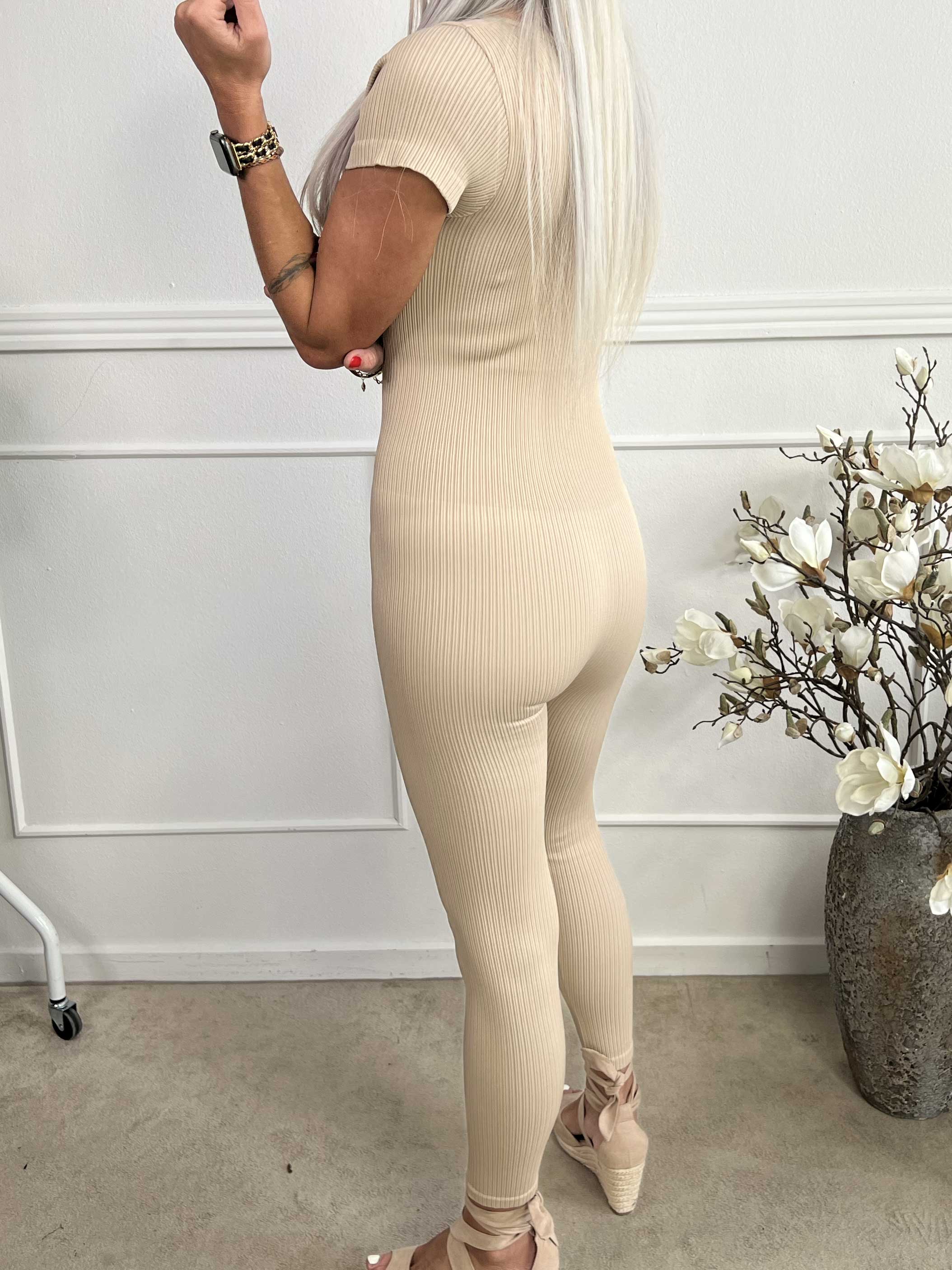 Norea - Tætsiddende elastisk buksedragt i rib